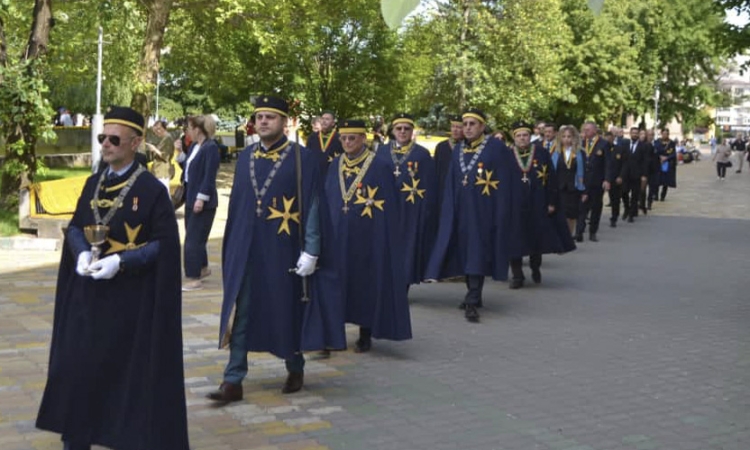 Eveniment inedit la Ploiești: Defilarea Cavalerilor Vinului, în cadrul ediției a doua a Zilei Naționale a Vinului și Gastronomiei Românești