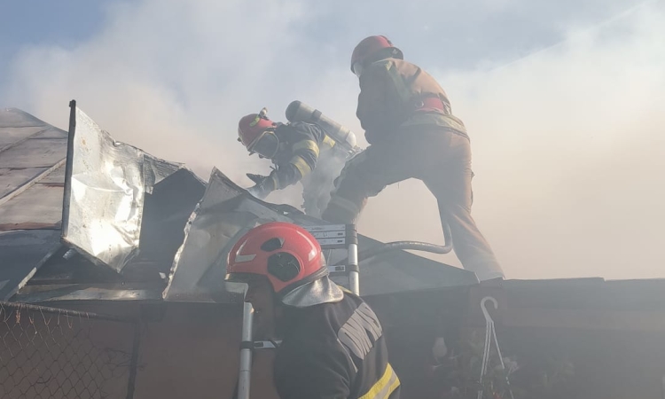 Incendiu în Ariceștii Rahtivani. Flăcările au cuprins acoperișul unei case și o anexă