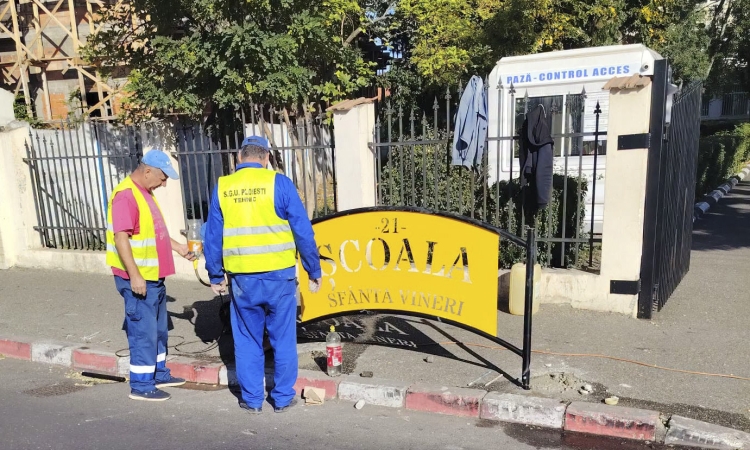 Garduri de siguranță în jurul școlilor din Ploiești. SGU montează, în premieră, panouri personalizate realizate în atelierul societății
