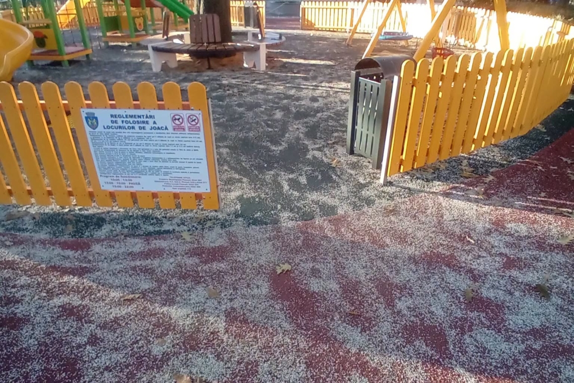 Pietriș aruncat în spațiul de joacă din Parcul Modern din Ploiești. Gestul iresponsabil putea pune copiii în pericol