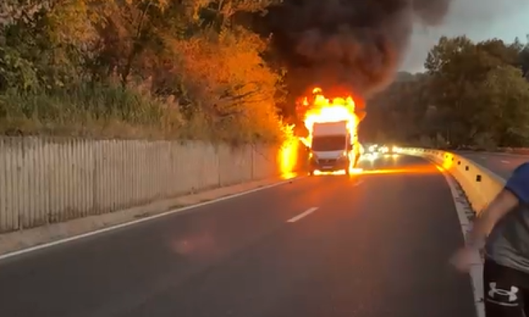 Autoutilitară în flăcări pe DN1, în zona Nistorești. Traficul este blocat