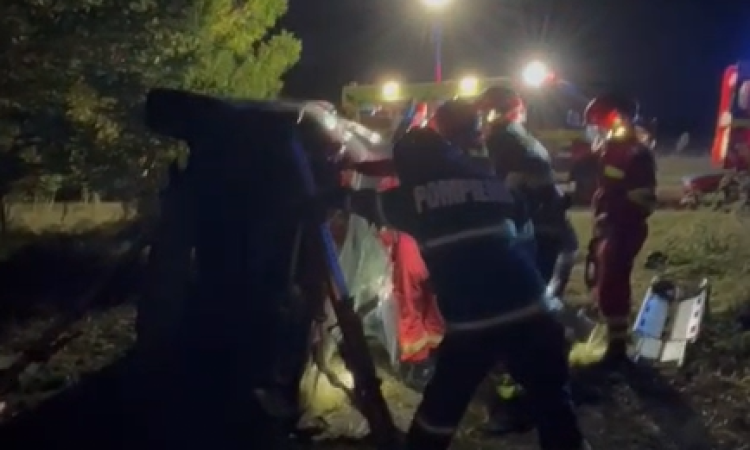 Accident grav în Inotești: femeie încarcerată și inconștientă, după ce mașina în care se afla s-a răsturnat