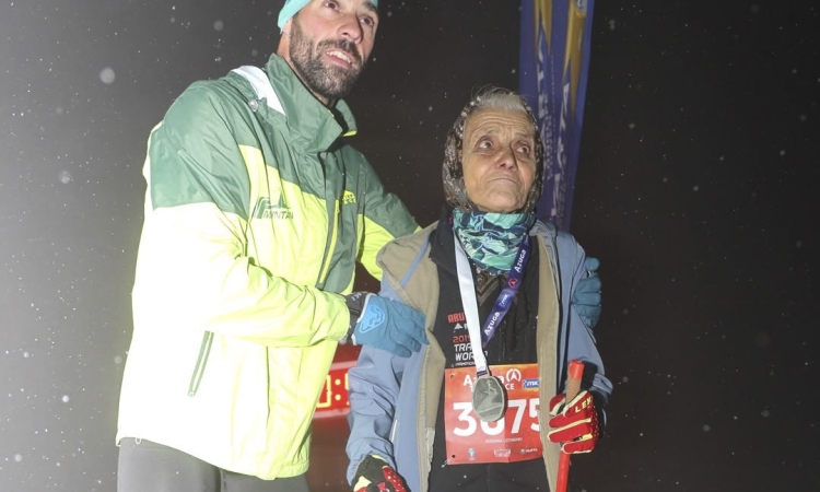 La 85 de ani, bunica Eugenia Cotinghiu a urcat din nou pârtia Sorica, la Azuga Trail Race