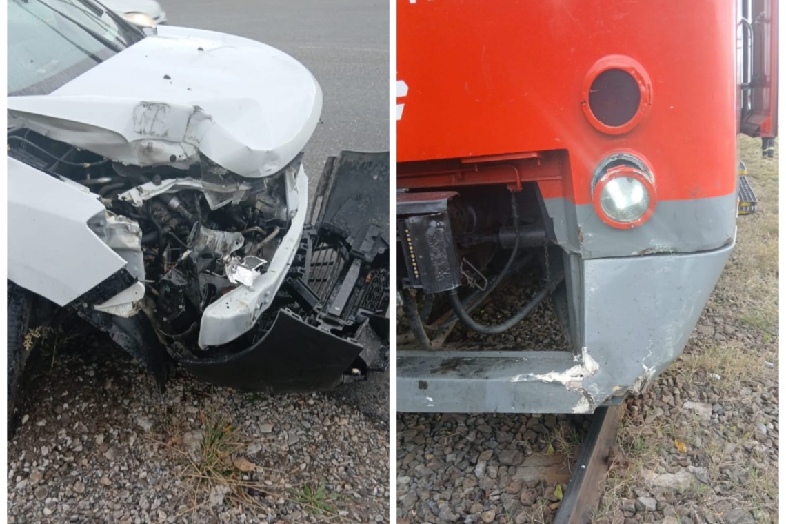 Autoturism lovit de tren în Găgeni