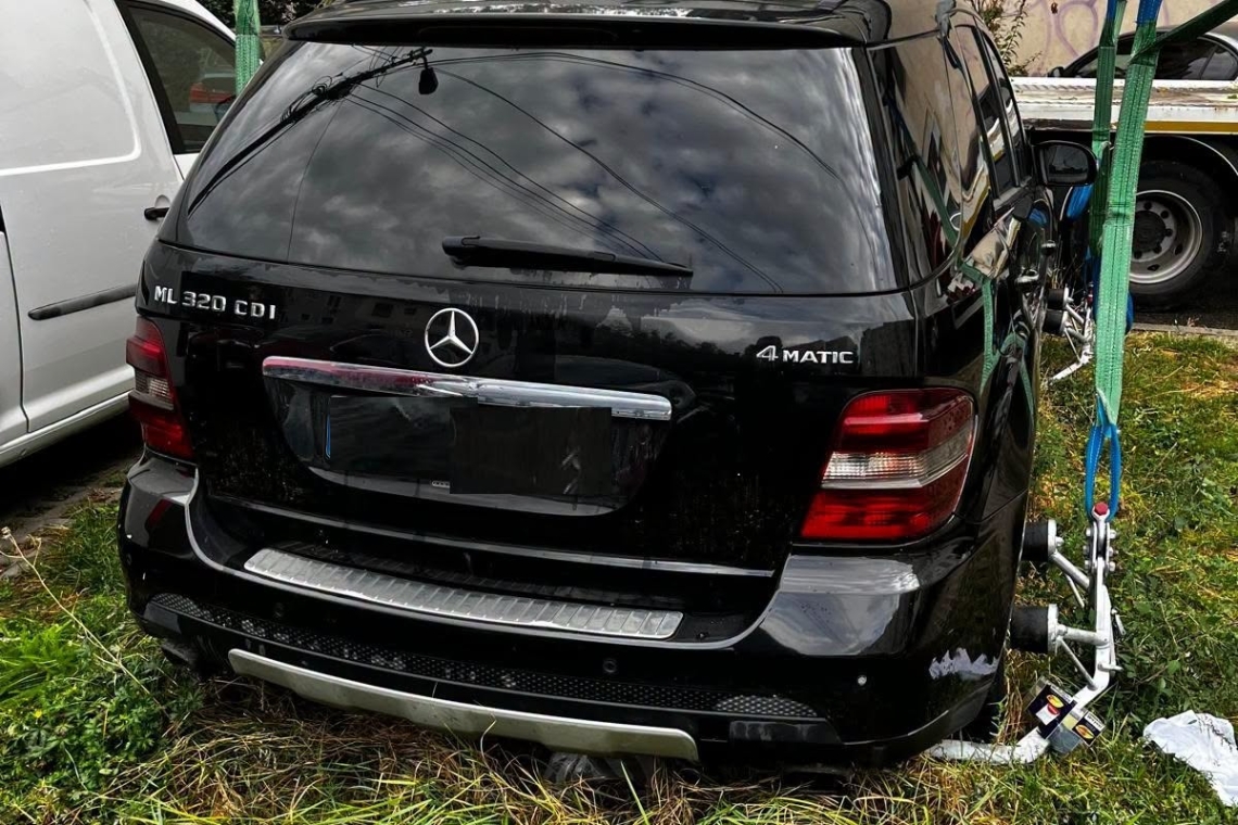 Mercedesul abandonat pe domeniul public, ridicat de SGU Ploiești