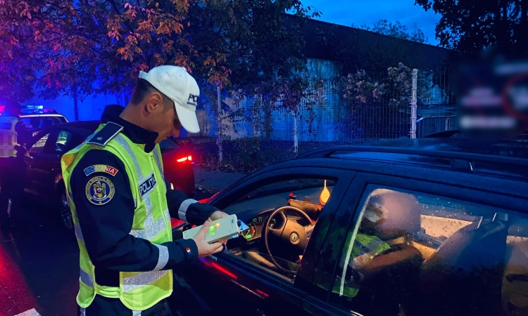 Razii ale polițiștilor prahoveni pe drumuri din mai multe zone ale județului, vineri dimineață