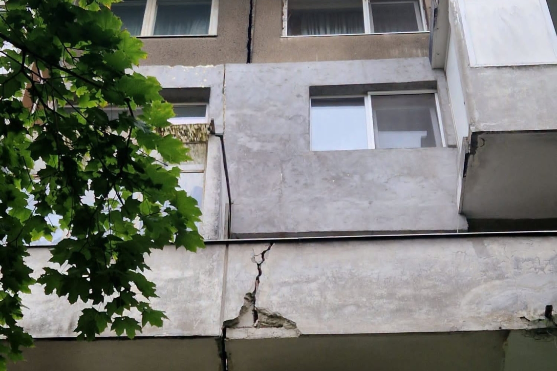 Peste 60 de persoane, evacuate dintr-un bloc din București după apariția unei fisuri. Imobilul este încadrat la risc seismic