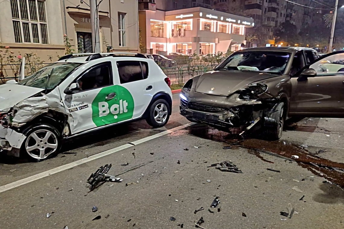 Accident pe Bulevardul Republicii din Ploiești, noaptea trecută. Doi răniți, după ce o mașină a ajuns pe contrasens