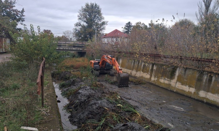 Decolmatarea pârâului Dâmbu: contract de 150.000 de euro fără TVA, atribuit direct. Polițeanu spune că au început lucrările, dar nu precizează și cât costă